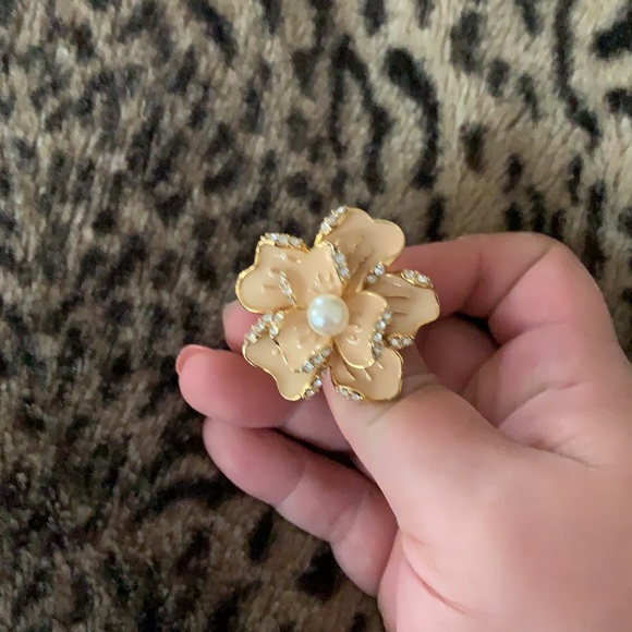 Flower Ring 🌸 💍 - Picture 2 of 3